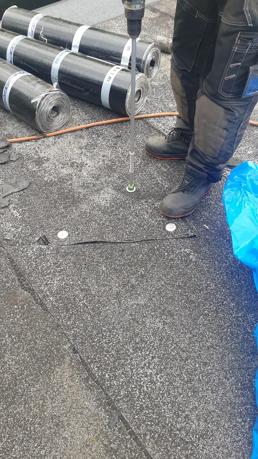 Luckan från stickprovet läggs tillbaka och skruvas fast.