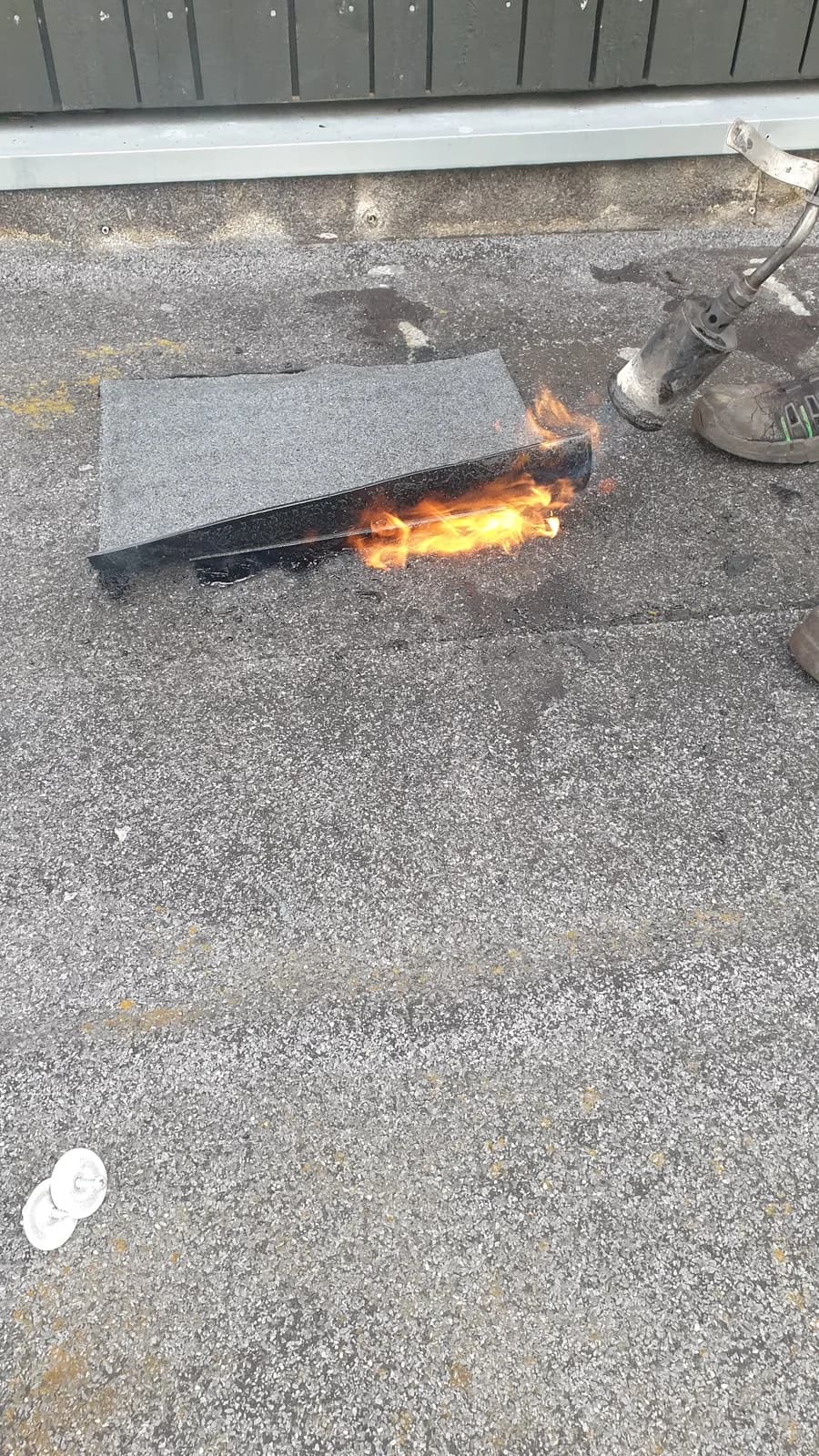 En lapp svetsas tätt över stickprovet med gasolbrännare, innan hela ytan får ny papp.