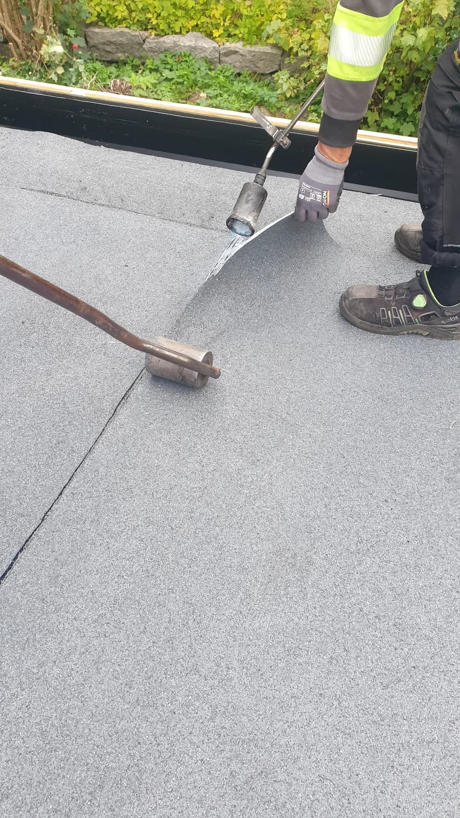 Brännaren värmer undersidan av den nya våden innan den trycks ner.